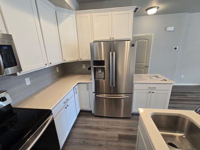 Building Photo - 3B/3B Townhome NOW AVAILABLE in Windsor! Great Location!