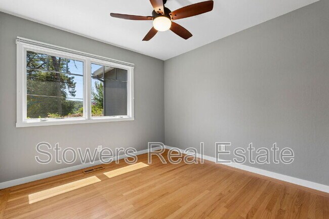 Building Photo - 1099 Larch Ave