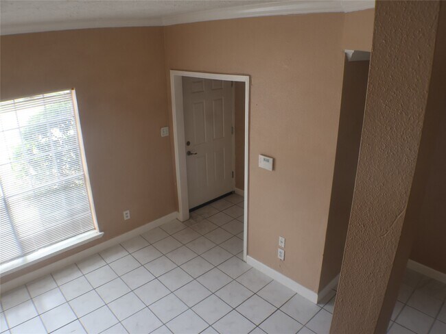 Building Photo - 7700 Creekbend Dr