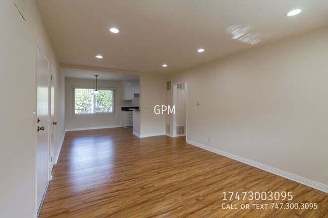 Building Photo - 12828 Oxnard St