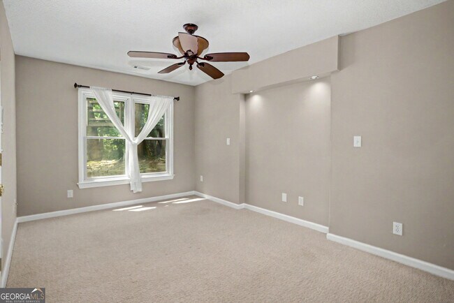 Building Photo - 1018 Pleasance Grove