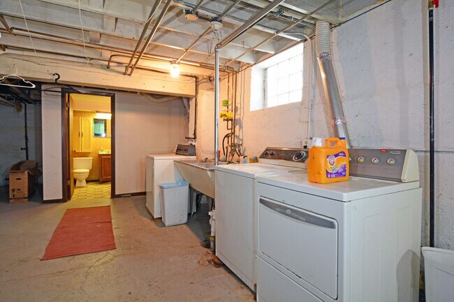 Building Photo - 3024-3024 S 39th Ave