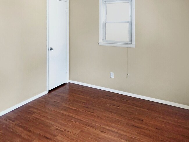 Building Photo - Pinchably Cute!