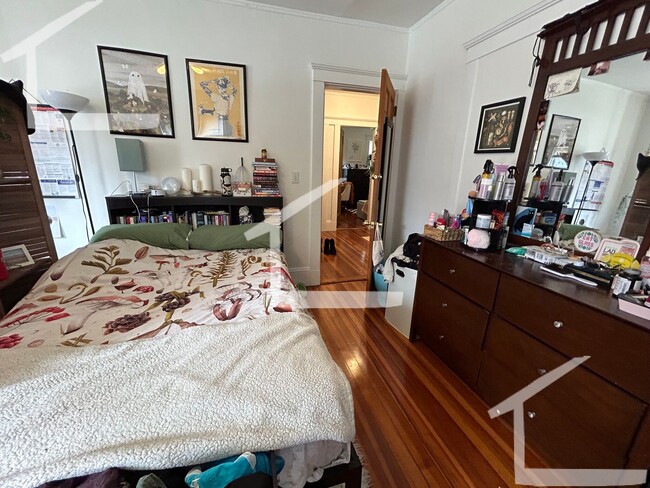 Building Photo - Large, 3 bed in Oak Square