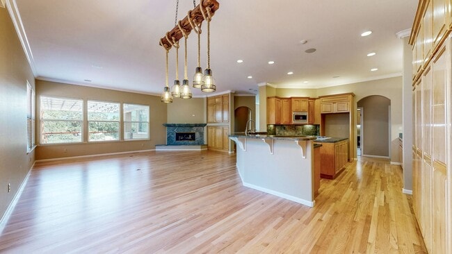 Building Photo - Gorgeous Home with private yards, large de...