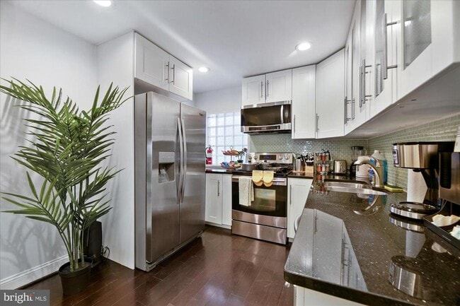 Building Photo - 919 Eastern Ave