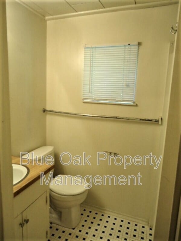 Building Photo - 605 W 6th St