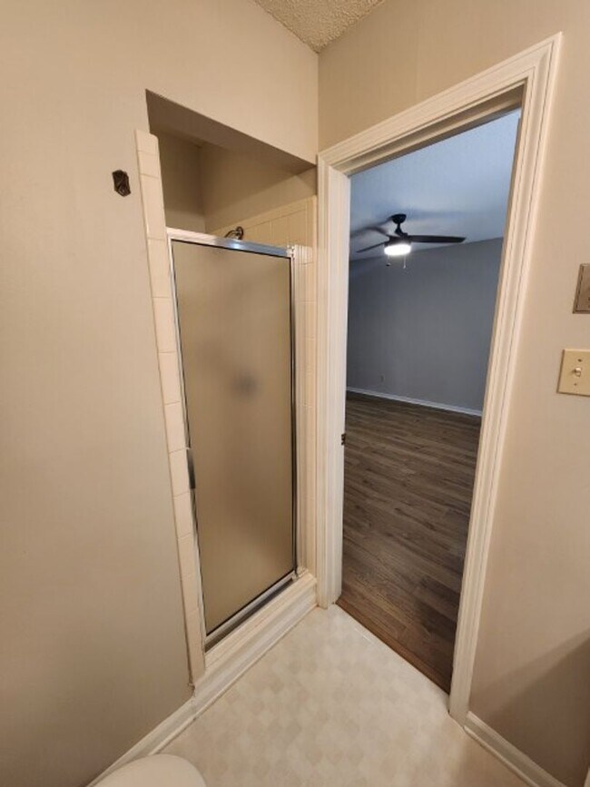 Building Photo - 309 Shadow View Dr