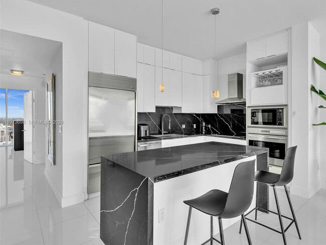 Building Photo - 2020 N Bayshore Dr