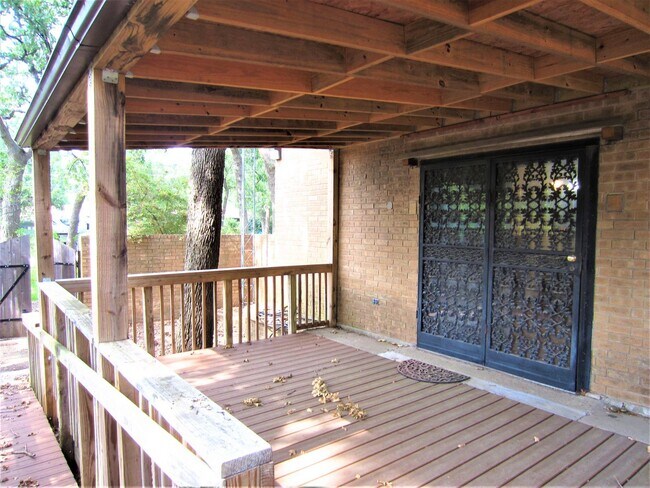 Building Photo - 1815 Greenwood Dr
