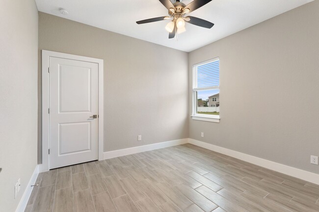 Building Photo - 1057 Sabine Pl