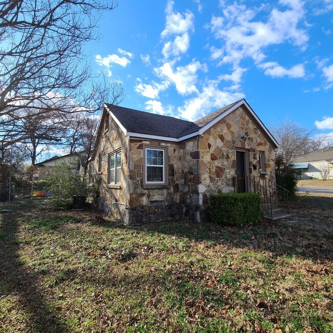 Building Photo - Charming 2/1 newly renovated stone home, w...