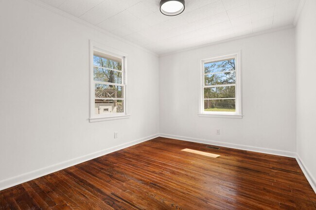 Building Photo - Newly Renovated Ranch-style Home