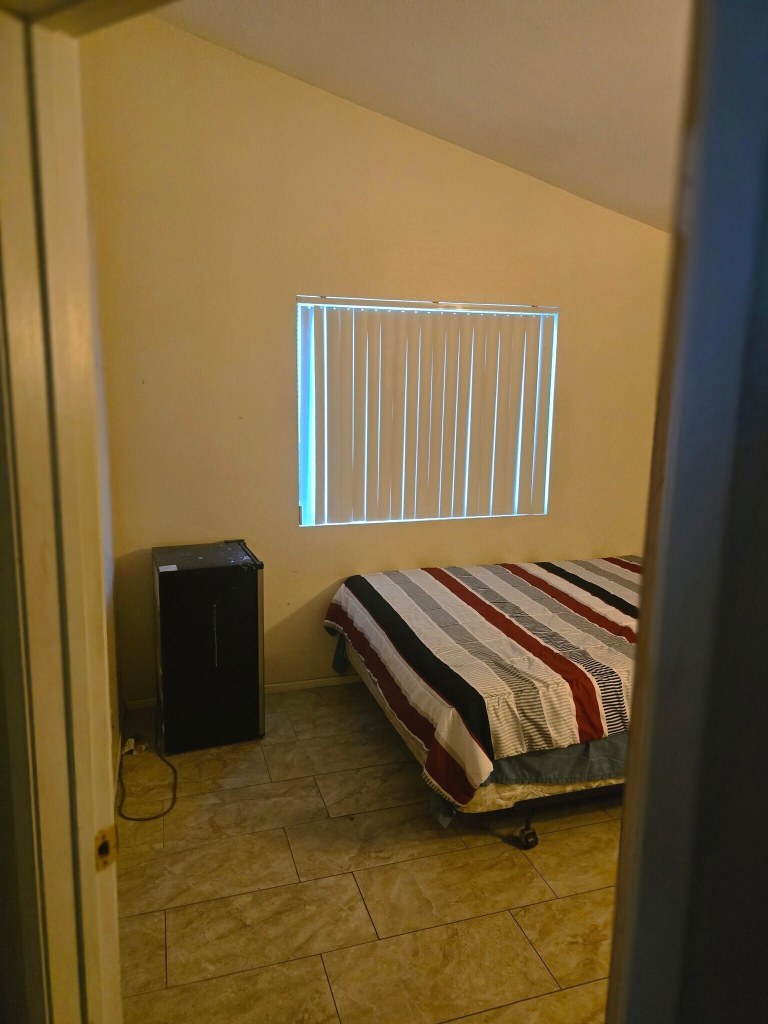 Building Photo - 1116 W 56th St