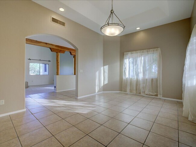 Building Photo - 4 Bedroom 4 Bathroom