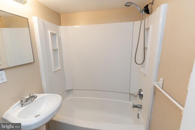 Building Photo - 516 Bay St