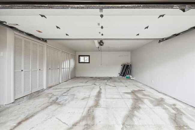 Building Photo - 1727 S Kirkwood Rd