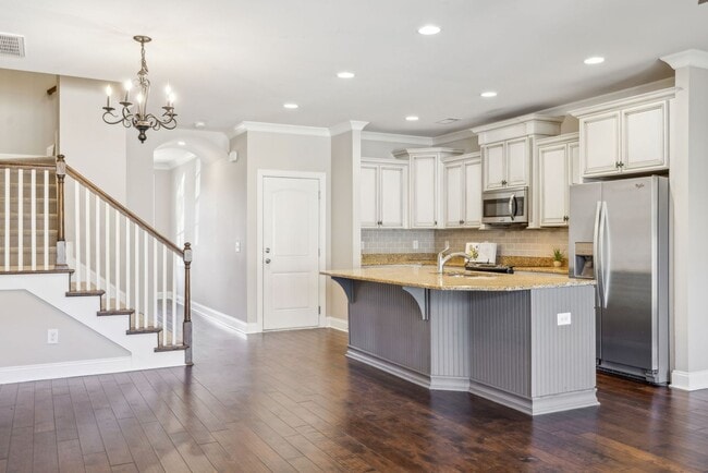 Building Photo - 3 BR/2.5 BA Luxury Townhome