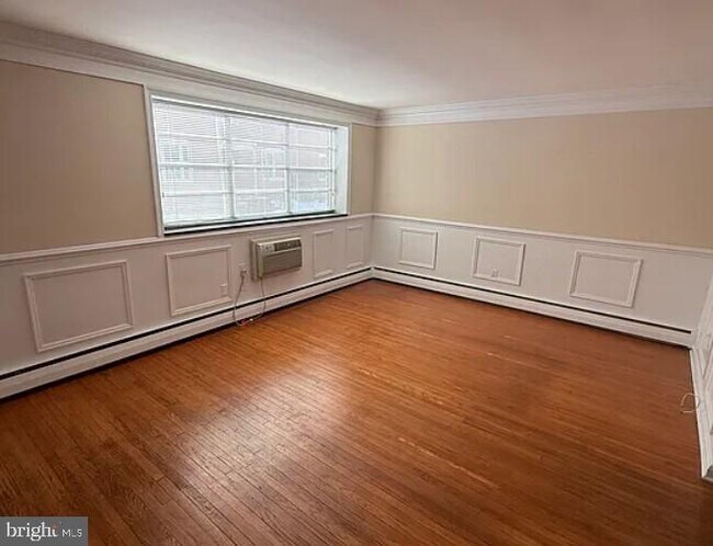 Building Photo - 53 Llanfair Rd