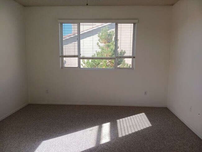 Building Photo - Beautiful 3 bedroom 3 bathroom home! Showi...