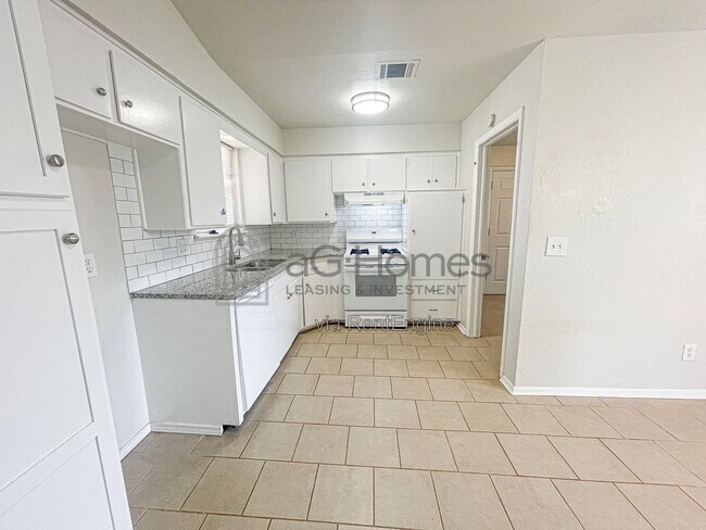 Building Photo - 3409 Overland Dr