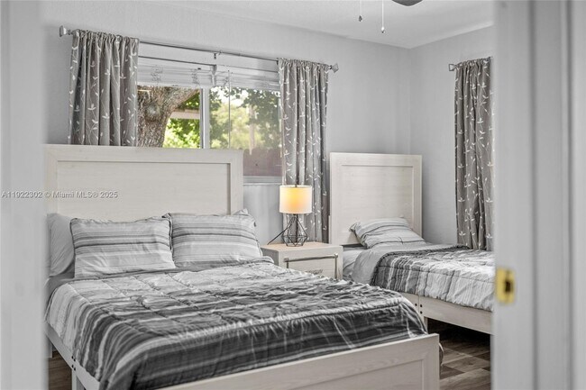 Building Photo - 1208 NE 5th Ave