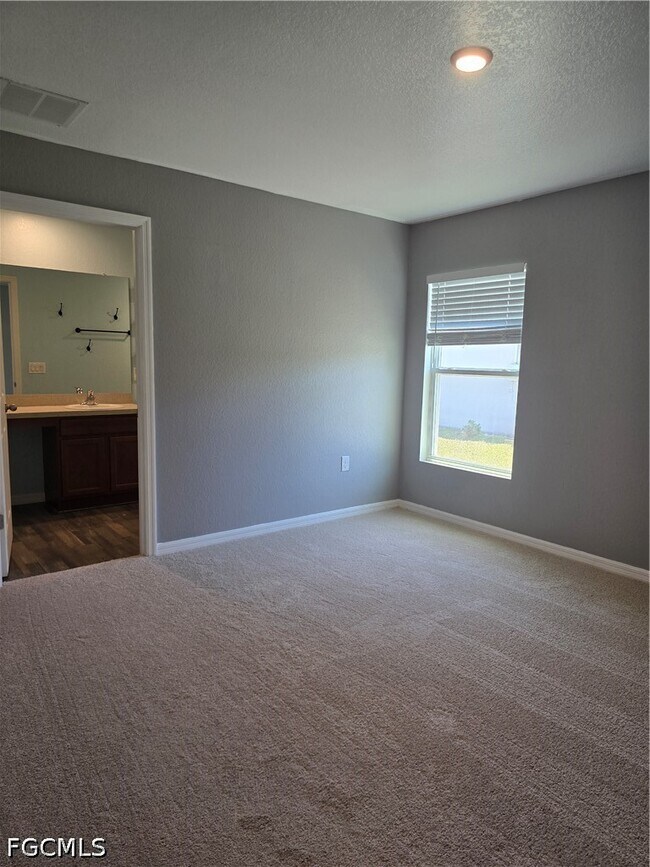 Building Photo - 2122 NE 13th Pl