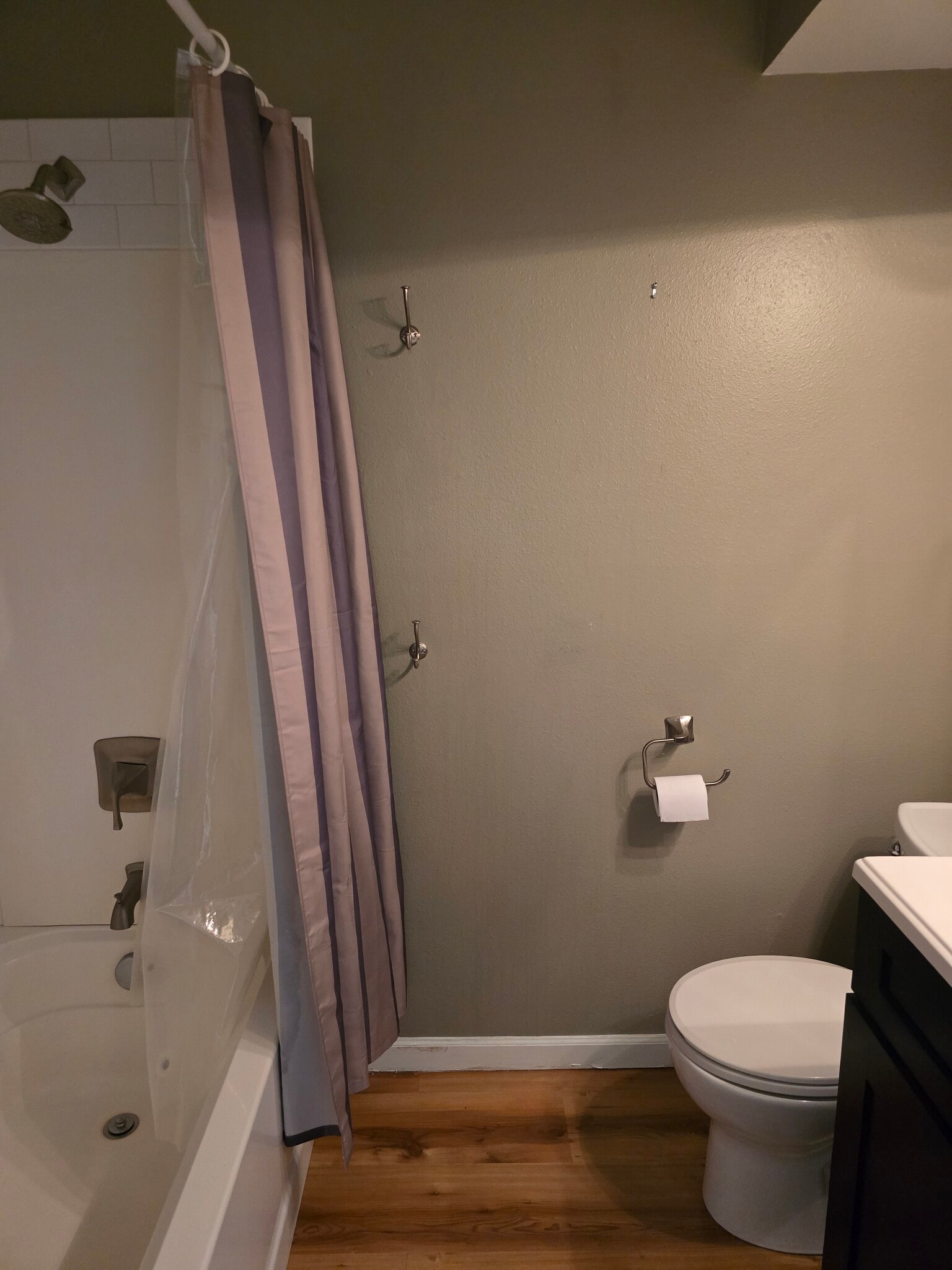 Second bathroom with a tub - 1315 Sparta Plz