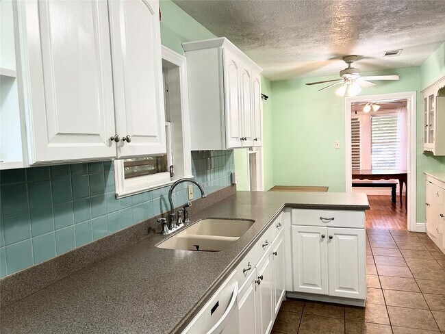 Building Photo - 4915 Houston Dr