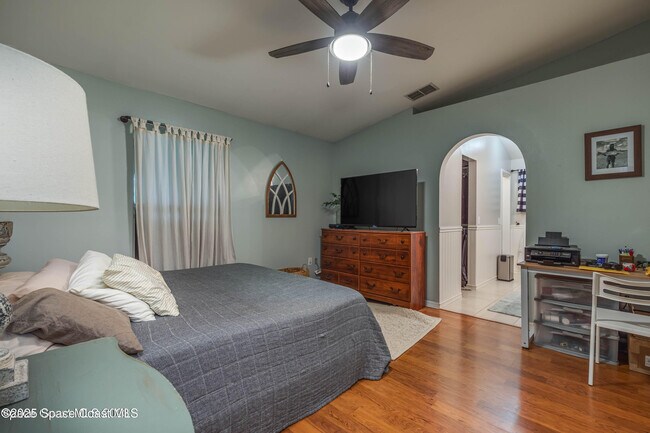 Building Photo - 2001 Sierra St