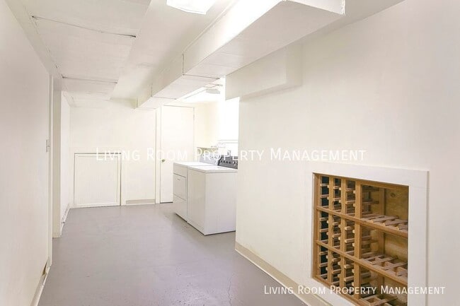 Building Photo - 2715 NW Savier St