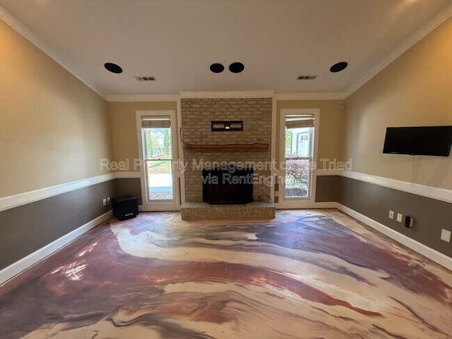 Building Photo - 916 Spring Hill Ct