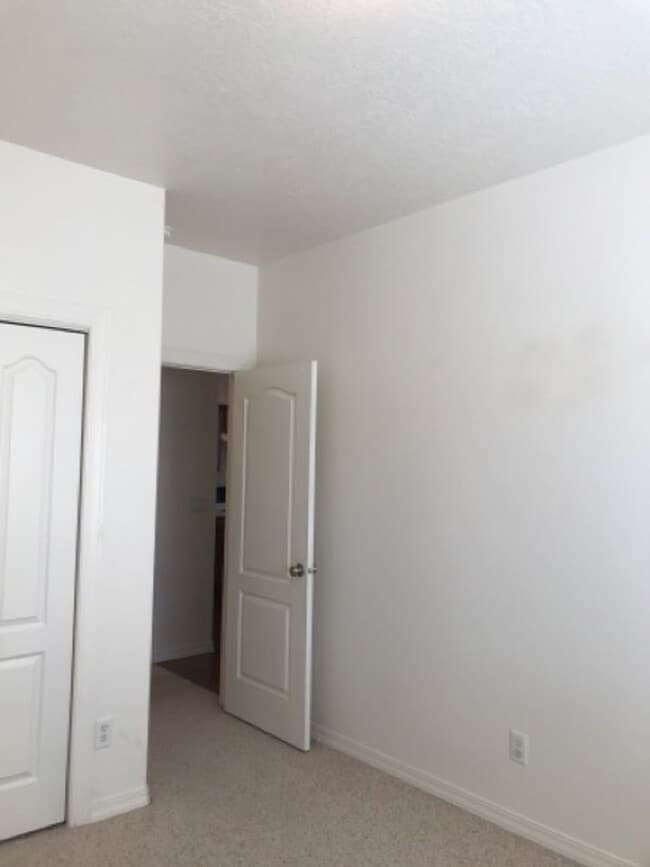 Building Photo - 175 New Hampshire Way