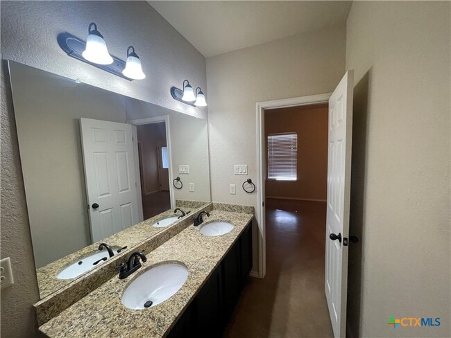 Building Photo - 758 Saengerhalle Rd