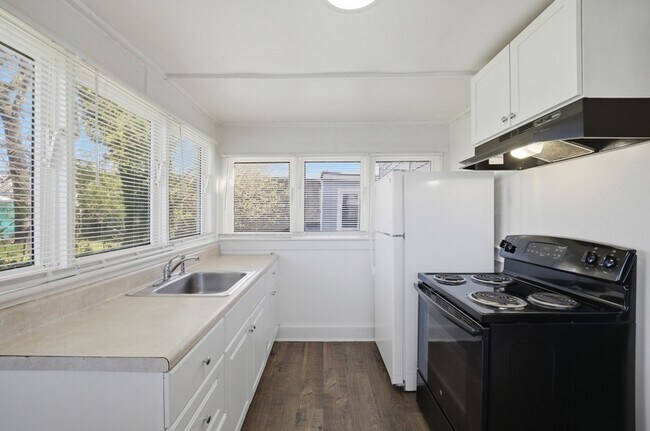 Building Photo - 821 Mt Vernon Ave