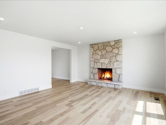 Building Photo - BOUNTIFUL New Remodeled 4 bed 3 bath home