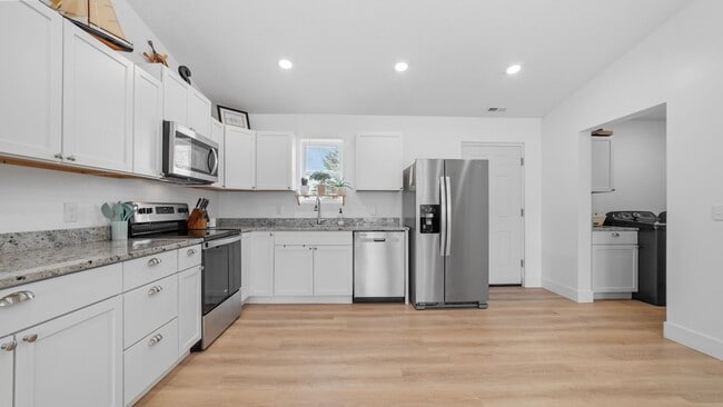 Building Photo - Introducing a charming 2-bedroom, 1-bathro...