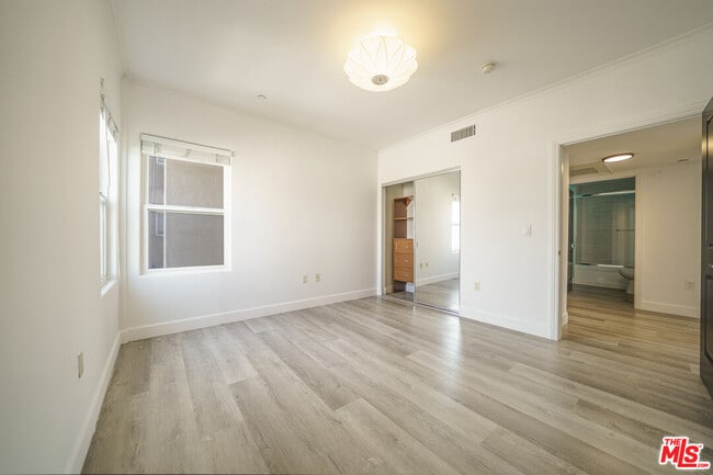 Building Photo - 970 S St Andrews Pl