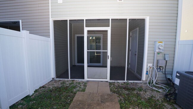 Building Photo - Two Bedroom Two and half Bathrooms Townhome!