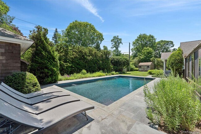 Building Photo - 695 Main St