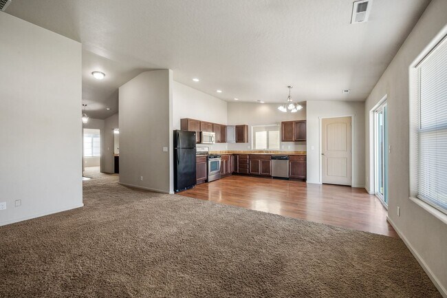 Building Photo - 3 bed 2 bath Rancher, Landings Community, CDA