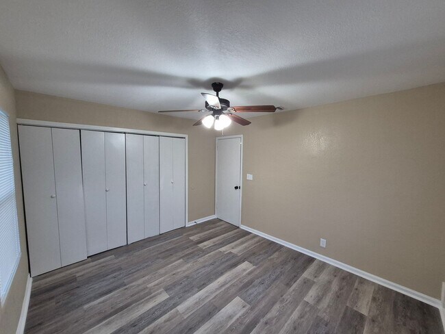 Building Photo - 7215 Glen Heights