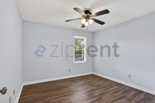 Building Photo - Unit