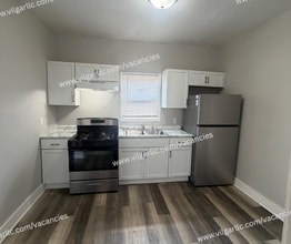Building Photo - FOR RENT — SPACIOUS 3 BED / 1 BATH HOME