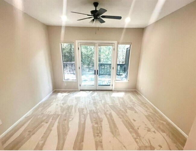 Building Photo - 150 Sugar Berry Cir