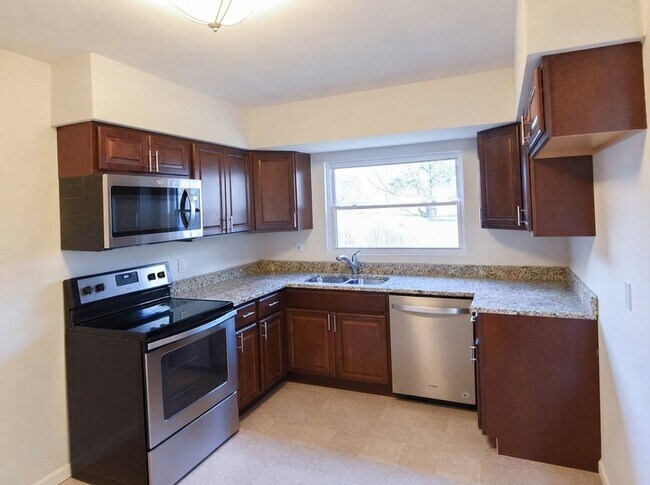 Building Photo - 8483 Hampstead Dr