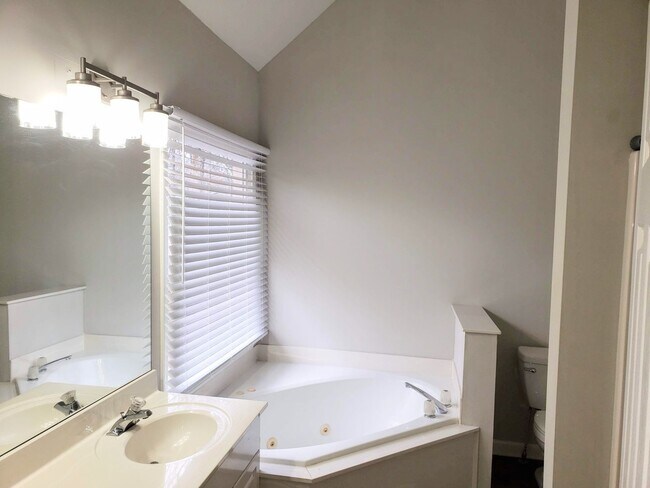 Building Photo - Beautiful 4BR Home In Established Neighborhood.