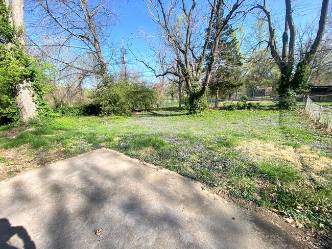 Building Photo - 811 Bella Ln