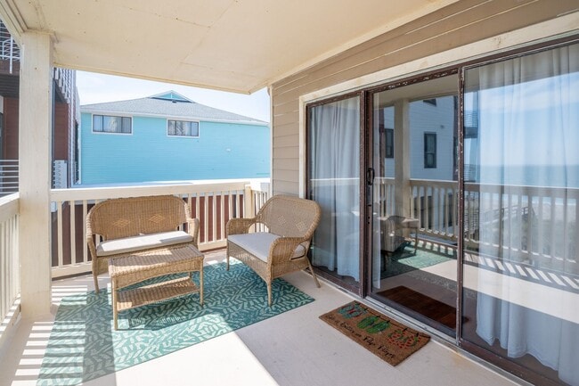Building Photo - OFF-SEASON FURNISHED MONTHLY RENTAL STARTI...