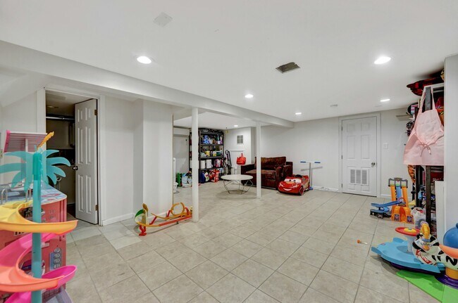 Building Photo - 167 Rockwood Pl